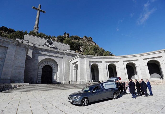 l prior de la Basílica Santiago Cantera (c) junto a los familiares de Francisco Franco tras introducir el féretro con los restos mortales del dictador en el coche fúnebre que lo llevará hasta el helicóptero encargado del traslado al cementerio de El Par