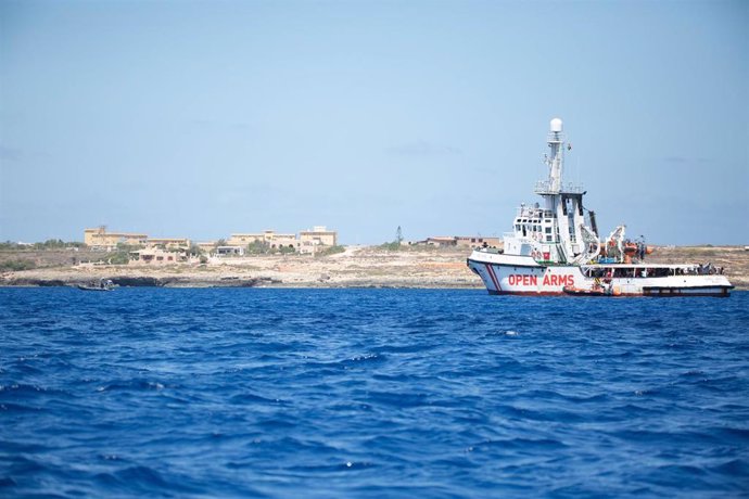 El 'Open Arms' frente a las costas de Lampedusa