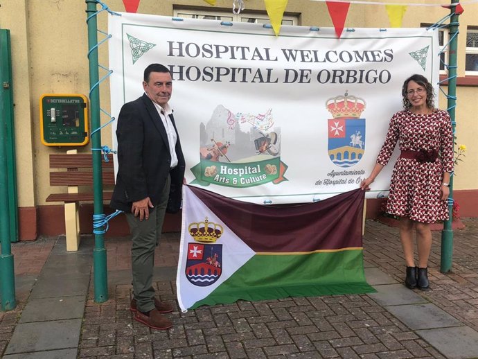 El alcalde de Hospital de Órbigo, Enrique Busto, junto a la concejal de Servicios Sociales, Cristina Alves.