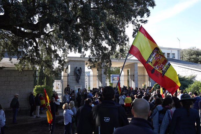 Concentración de nostálgicos del franquismo -portando banderas de España y de la dictadura- en el cementerio de El Pardo-Mingorrubio antes de la inhumación de Francisco Franco en El Pardo (Madrid, España), a 24 de octubre de 2019.