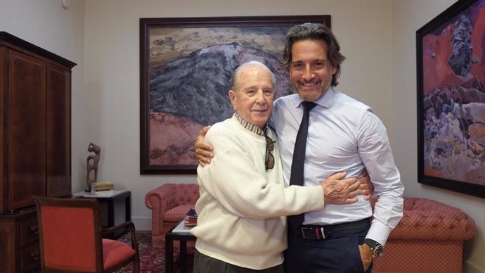 El fotoperiodista Trino Garriga y el presidente del Parlamento, Gustavo Matos