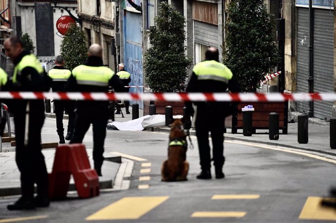 Varios agentes de la Policía ayudados por un perro policía investigan los hechos ocurridos tras haber detenido a dos personas como presuntas autoras de un tiroteo en Bilbao donde ha muerto un hombre, en Bilbao a 24 de octubre de 2019.