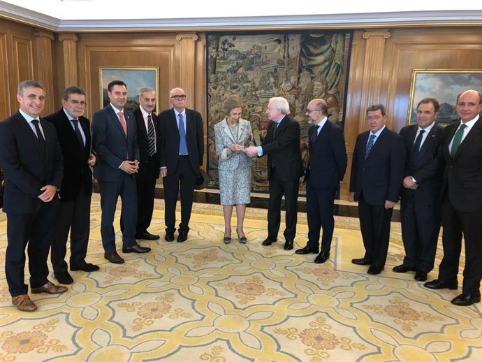 La Reina Sofía recibe al Patronato de la Fundación Atapuerca.