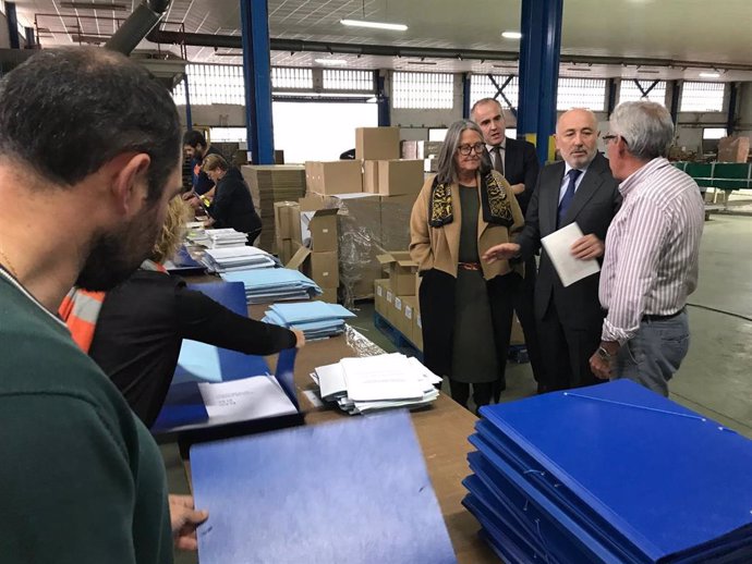 El delegado del Gobierno, Javier Losada, visita el centro de preparación de la documentación para la jornada electoral