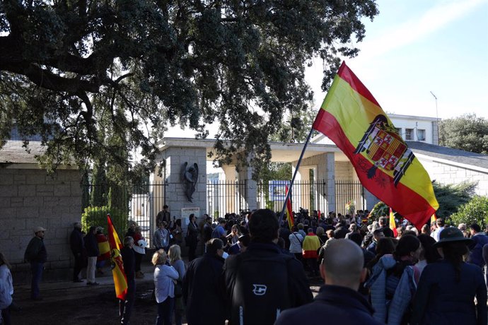 Concentració de nostlgics del franquisme -portant banderes d'Espanya i de la dictadura- en el cementiri del Pardo-Mingorrubio abans de la inhumació de Francisco Franco a El Pardo (Madrid, Espanya), 24 d'octubre del 2019.