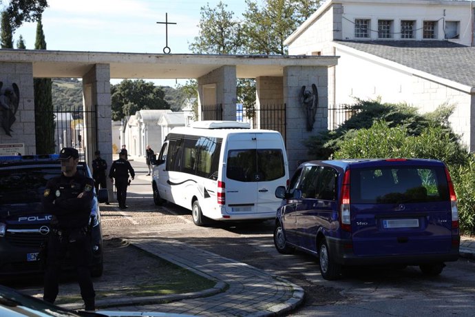 Entrada de vehicles al cementiri de la comitiva i familiars per a la posterior reinhumación del cos de Franco, en El Pardo (Madrid, Espanya), a 24 d'octubre del 2019.