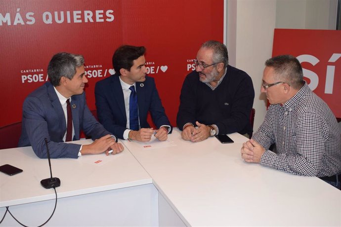 El secretario general del PSOE de Cantabria, Pablo Zuloaga, y el candidato al Congreso, Pedro Casares, se reúnen con UniónGC