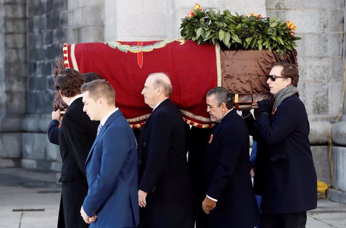 Els nets de Francisco Franco, Francis Franco (e) i Jaime Martínez Bordiú (c) porten el fretre del dictador després de l'exhumació i abans del seu traslladat al cementiri de Mingorrubio