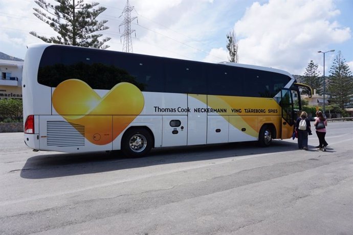 Imagen de un autobús con el logo de Thomas Cook.