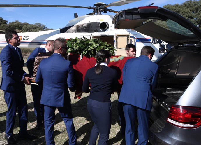 Operarios meten el féretro con los restos de Francisco Franco en el coche fúnebre tras el aterrizaje del helicóptero al Monte de El Pardo antes de su traslado al cementerio de El Pardo-Mingorrubio para su reinhumaciónn en Madrid, a 24 de octubre de 2019.