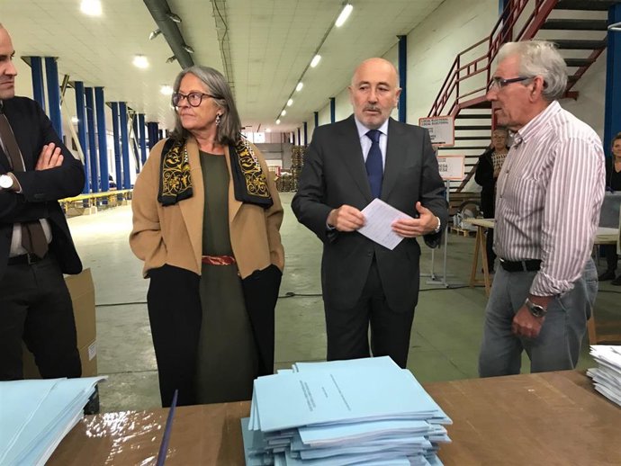 O delegado do Goberno, Javier Losada, visita o centro de gesstión da documentación electoral