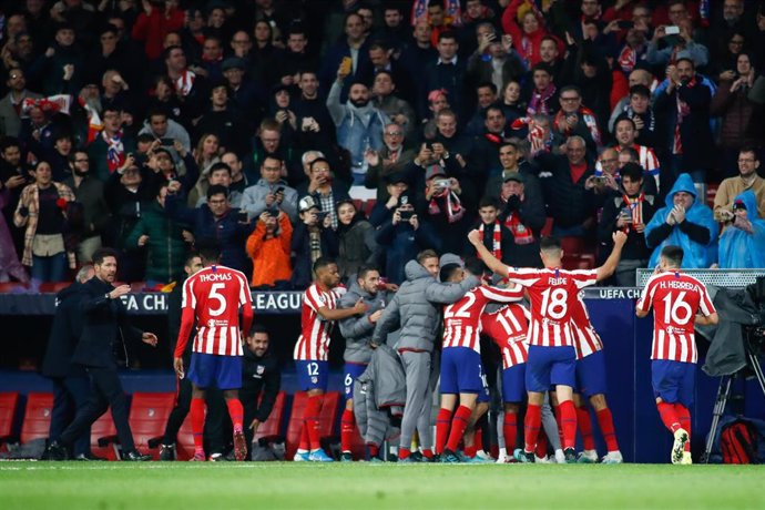Varios jugadores y aficionados del Atlético de Madrid celebran un gol.