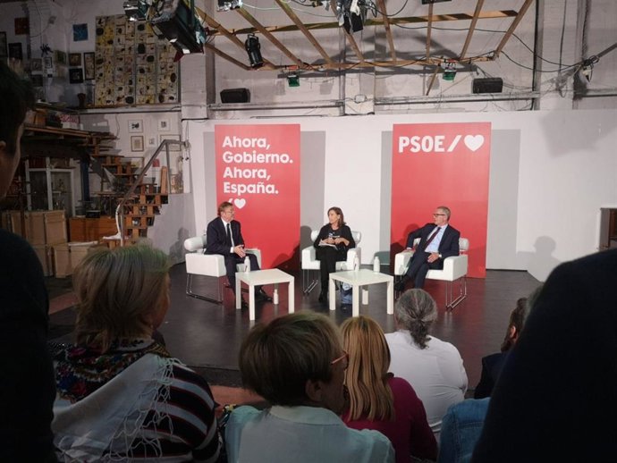 El secretario general del PSPV-PSOE, Ximo Puig, y el ministro de Cultura, José Guirao, intervienen en un acto de partido