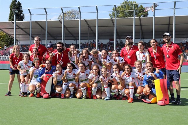 La selección española de hockey hierba, con su medalla de bronce en el Campeonato de Europa femenino.