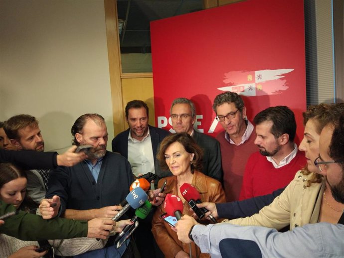 La vicepresidenta del Gobierno en funciones, Carmen Calvo, atiende a los medios antes de participar en un acto en Valladolid.