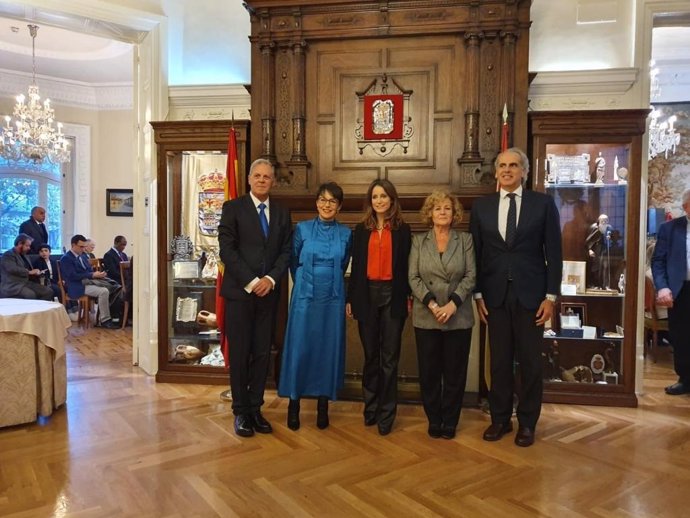 El consejero de Sanidad de la Comunidad de Madrid, Enrique Ruiz Escudero, recoge el premio de la Asociación de Ayuda a las Víctimas del 11-M a la Consejería de Sanidad.