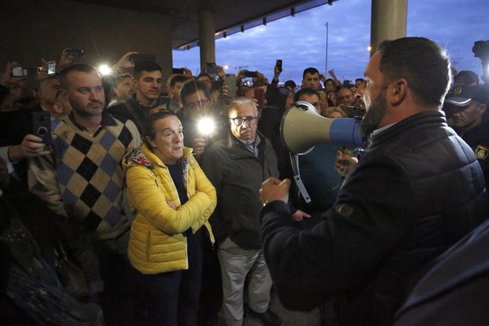 Santiago Abascal, presidente de VOX, dirigiendose a las personas que quedaron fuera durante un mitin de Vox en Vigo (Galicia, España), el jueves 24 de octubre de 2019.