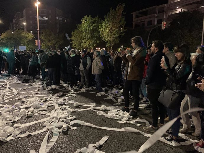 Lanzamiento de papel higiénico en la Subdelegación del Gobierno en Lleida