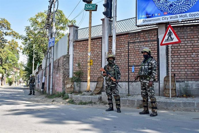 Militares de India en las calles de la Cachemira bajo control de Nueva Delhi
