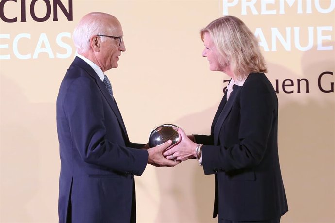 Macarena Olivencia, presidenta de honor del Premio Manuel Olivencia al Buen Gobierno Corporativo de la Fundación Cuatrecasas, hace entrega del galardón al presidente de Amadeus, José Antonio Tazón