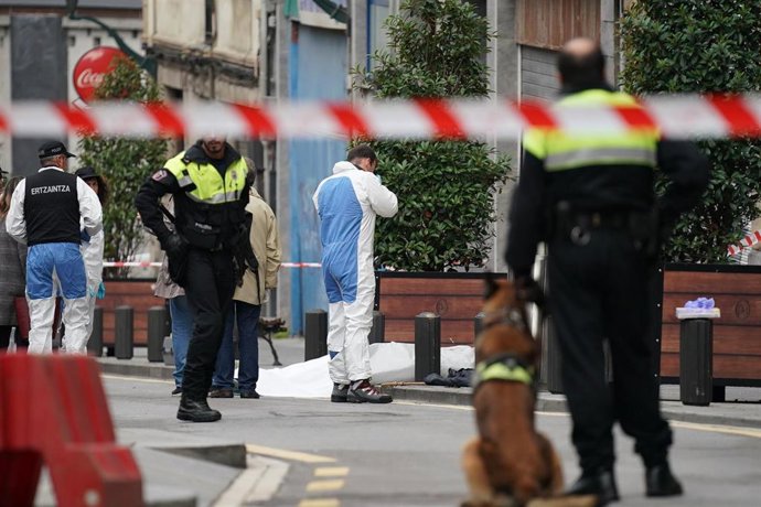 Varios agentes de la Policía ayudados por un perro policía investigan los hechos ocurridos tras haber detenido a dos personas como presuntas autoras de un tiroteo en Bilbao donde ha muerto un hombre, en Bilbao a 24 de octubre de 2019.