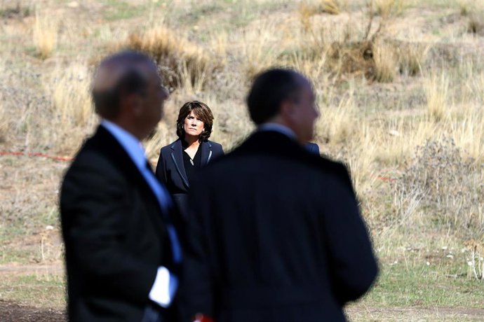 La ministra de Justicia en funciones, Dolores Delgado, en calidad de notaria mayor del Reino, presencia el traslado de los restos del dictador tras el aterrizaje del helicóptero al Monte de El Pardo, desde donde será trasladado al cementerio de El Pardo