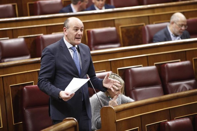 El portavoz del PNV en el Congreso de los Diputados, Joseba Agirretxea, interviene desde su escasño en un pleno para hablar sobre el Proyecto de Ley por la que se modifica el texto refundido de la Ley de Propiedad Intelectual, aprobado por el Real Decre