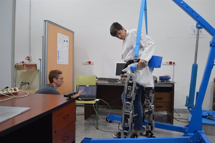 Un estudiante de Ingeniería Electrónica Industrial y Automática de la UPCT ha desarrollado un sistema que permite al rehabilitador o al fisioterapeuta realizar los ejercicios con su paciente de forma remota