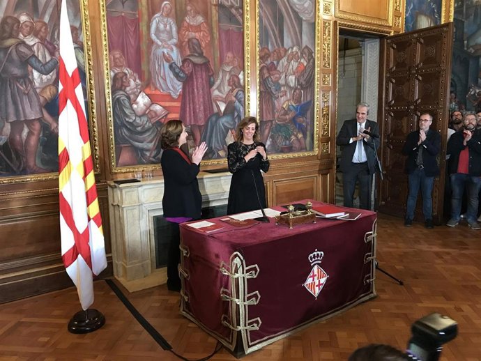 Toma de posesión de Francina Vila como concejal, junto a la alcaldesa de Barcelona Ada Colau