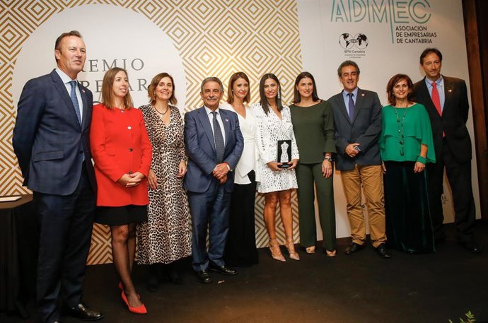 Entrega premio a Odette Álvarez