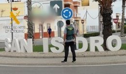 Un agente de la Guardia Civil en la rotonda de acceso a San Isidro, en Níjar (Almería)