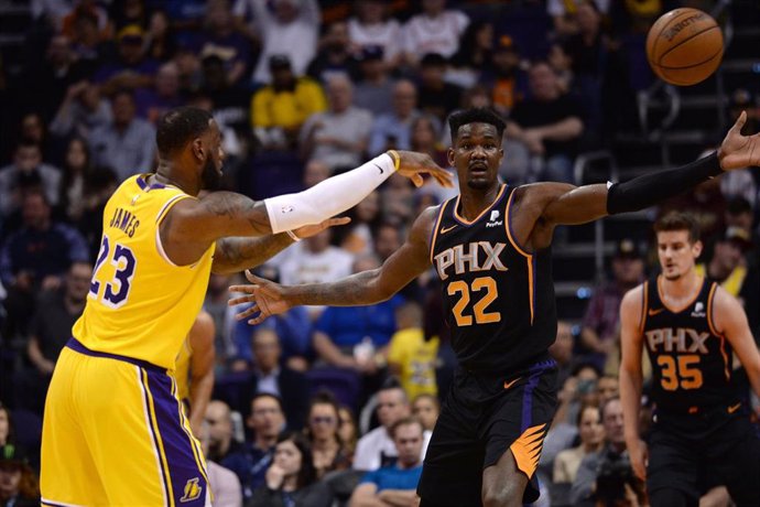 02 March 2019, US, Phoenix: Los Angeles Lakers' LeBron James (L) and Phoenix Suns' Deandre Ayton in action during the NBA basketball match between Los Angeles Lakers and Phoenix Suns at Talking Stick Resort Arena. Photo: Joe Camporeale/CSM via ZUMA Wire