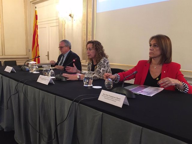La consellera de Justicia de la Generalitat, Ester Capella, en el centro