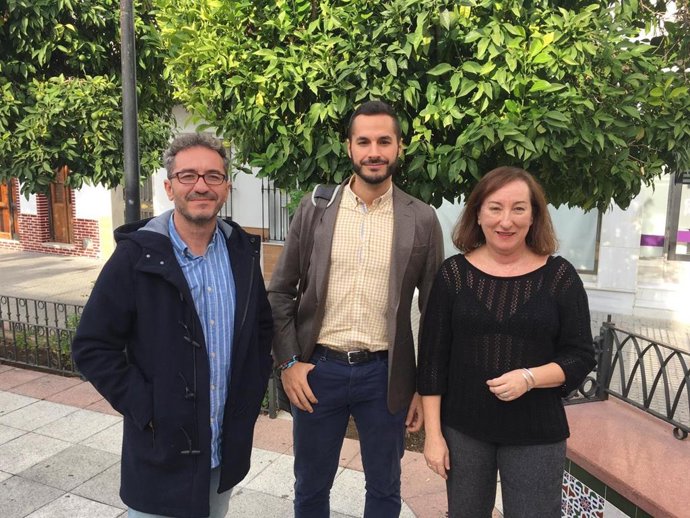 El alcalde de de Puerto Serrano, Daniel Pérez, con el vicepresidente de la Diputación