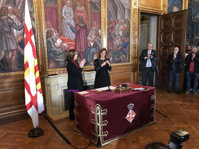 Presa de possessió de Francina Vila com a regidora, amb l'alcaldessa de Barcelona Ada Colau