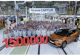 Los trabajadores de Carrocerías-Montaje junto al Captur 1,5 millones