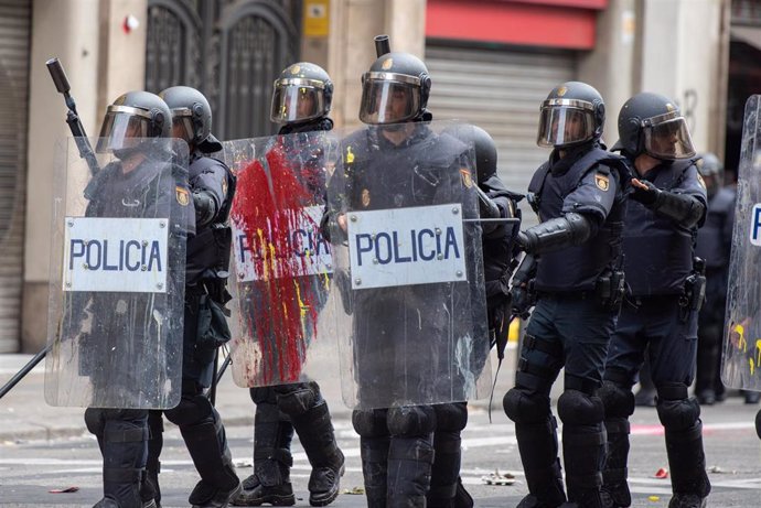 Agentes de la Policía Nacional son alcanzados por balas de pintura en Barcelona