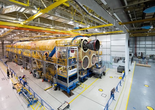 Primer motor RS 5 instalado en una etapa central de un cohete SLS