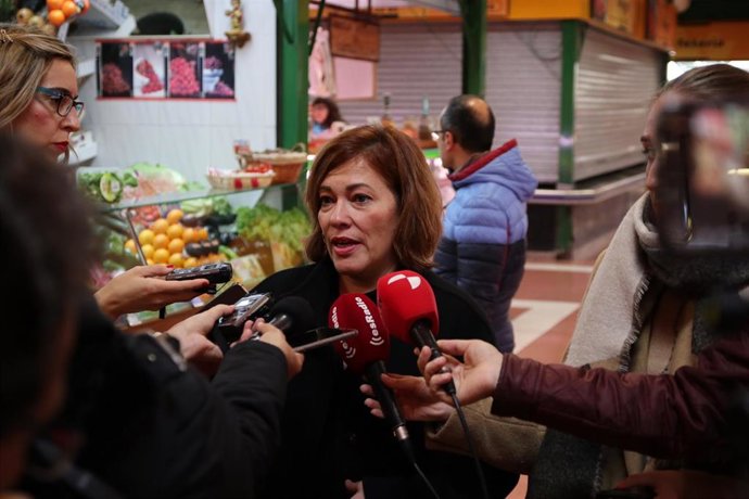 La concejal de Innovación, Desarrollo Económico, Empleo y Comercio, Charo Chávez, durante su visita al mercao de El Campillo.