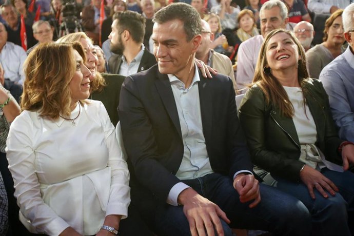Acto público del secretario general del PSOE y presidente del Gobierno en funciones, Pedro Sánchez (c), junto a la secretaria general del PSOE-A, Susana Díaz (i). En Momart Theatre, Cádiz (Andalucía, España) a 22 de octubre de 2019.