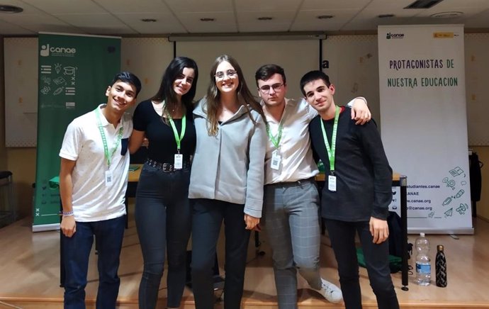 Los miembros de la nueva Junta Directiva de CANAE, con la presidenta Andrea G. Henry en el centro de la imagen.