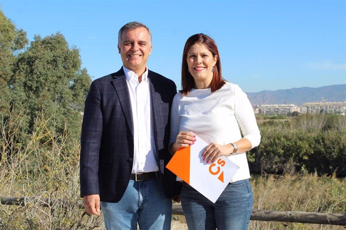 La portavoz municipal de Ciudadanos Málaga, Noelia Losada y el parlamentario Javier Pareja