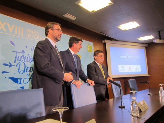 Juan Marín en la presentación de la Cátedra de Turismo de Interior, junto al rector de la UJA, Juan Gómez, y el presidente de la Diputación de Jaén, Francisco Reyes