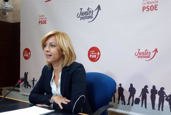 La portavoz del Grupo Parlamentario Socialista, Ana Isabel Abengózar, en rueda de prensa.
