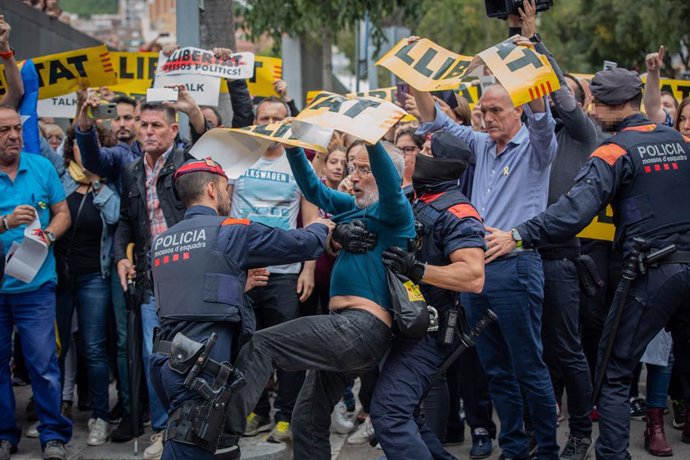 Agents dels Mossos d'Esquadra s'emporten un dels concentrats davant l'Hospital de Sant Pau durant la visita del president del Govern central, Pedro Sánchez,  Barcelona (Espanya)