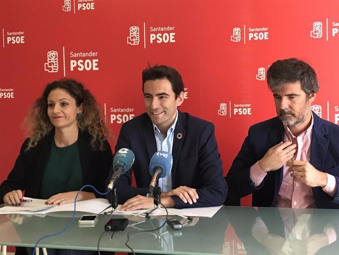 Rueda de prensa del secretario general del PSOE de Santander y portavoz municipal, Pedro Casares, junto a los concejales Ainoa Quiñones e Néstor Serrano