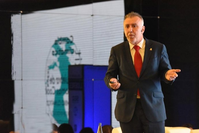 El presidente de Canarias, Ángel Víctor Torres, en un encuentro informativo