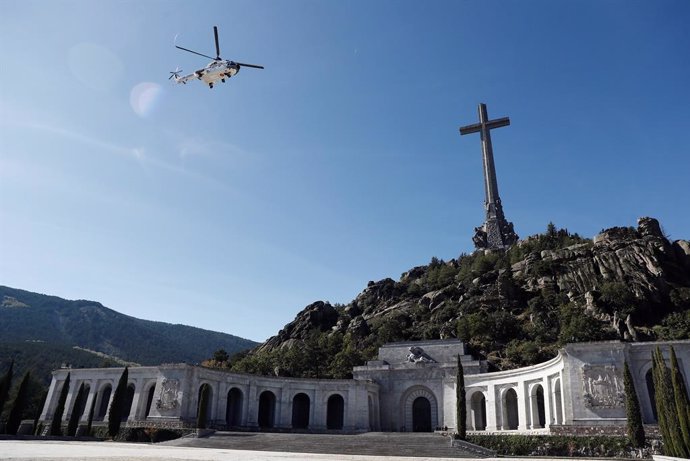 Vista del helicóptero que traslada los restos de Francisco Franco tras su exhumación del Valle de los Caídos camino del cementerio de El Pardo-Mingorrubio para su reinhumación, en Madrid, a 24 de octubre de 2019.