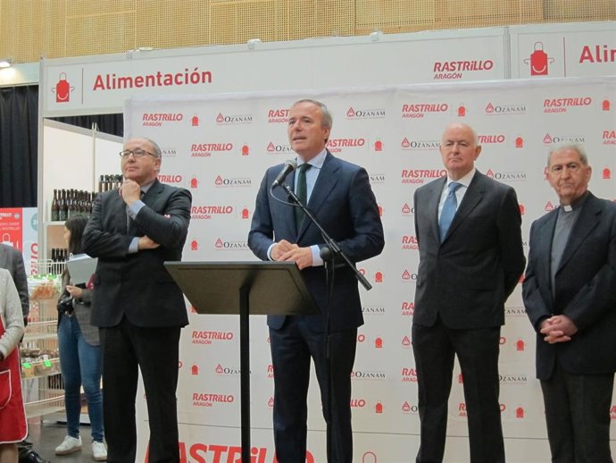 El alcalde de Zaragoza, Jorge Azcón, durante la inauguración del Rastrillo Aragón.