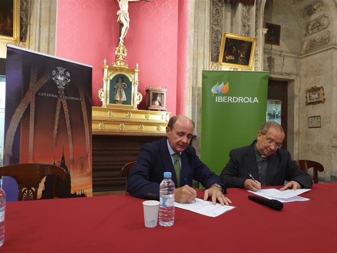 El deán-presidente del Cabildo Catedral, Florentino Gutiérrez (i), y el director de la Fundación Iberdrola España, Ramón Castresana (d), en la firma del convenio.